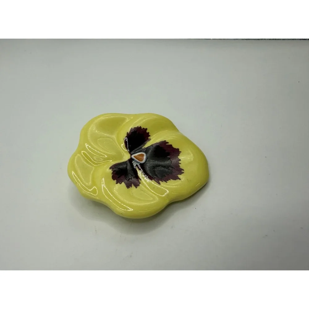 Avon Yellow Ceramic Pansy Flower Brooch Pin Vintage 70s Retro Botanical Jewelry